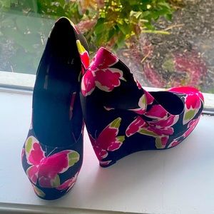 Black wedge with pink and green